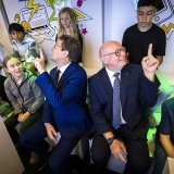 Le conseiller fédéral Albert Rösti et le directeur général des CFF Vincent Ducrot (au centre de la photo) ont inauguré le nouveau wagon thématique, entourés d'enfants. KEYSTONE/MICHAEL BUHOLZER