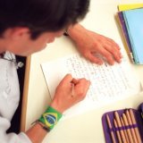 Des cours sont organisés pour acquérir les compétences de base en écriture, lecture, calcul et informatique (image d'illustration)