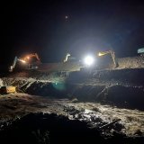 Plusieurs coulées importantes ont eu lieu en juin et juillet 2024 dans le Val de Bagnes. Ici, les machinistes en plein travail de nuit, aux abords de la Dranse, pour extraire des matériaux du lit de la rivière (image d'archive)