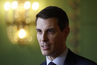 Trop de cas particuliers sont intégrés dans les classes ordinaires, a déclaré le président du PLR Thierry Burkart à Tamedia. (Photo d'archives) KEYSTONE/PETER KLAUNZER