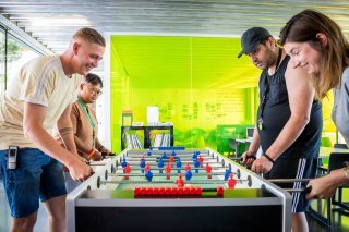 Le foyer de Saxon offre un lieu de vie communautaire, avec une présence continue.