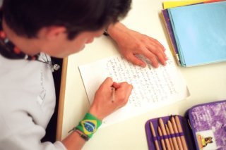 Des cours sont organisés pour acquérir les compétences de base en écriture, lecture, calcul et informatique (image d'illustration)