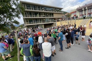 L'heure de la rentrée a aussi sonné pour les 1H : ce lundi matin à Chamoson 62 petits ont vécu leur premier jour d'école.