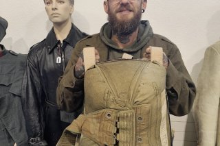 L'exposition-vente présente notamment l'un des derniers parachutes d'origine, livré avec les Messerschmitt de l'armée allemande en 1938