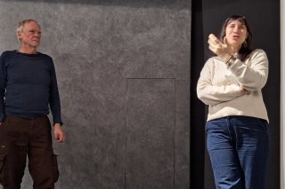 Jacques Fasel (à gauche) et Laura Cazador (à droite) étaient invités à Sion ce lundi pour présenter "Autour du Feu"