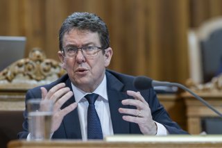 Le ministre de l'énergie Albert Rösti a défendu devant le Parlement une réserve d'électricité hydraulique et thermique pour faire face à une éventuelle pénurie. KEYSTONE/ALESSANDRO DELLA VALLE