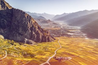 La révision de la loi sur la politique économique cantonale (LPolEco) donne lieu à deux projets de lois : la loi sur la promotion économique cantonale (LPEC), qui fait office de loi cadre de soutien à l’économie, et la loi sur la corporation de droit public pour la promotion du Valais.