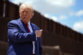 Donald Trump a exhorté mercredi la banque centrale américaine (Fed) à réduire ses taux d'intérêt pour compenser les effets de ses droits de douane (archives). KEYSTONE/AP/Evan Vucci