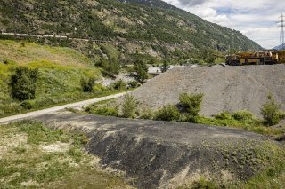 Une vue de l'ancienne décharge de Gamsenried. Son assainissement ne fait pas l'unanimité.(ahoto d'archives). KEYSTONE/ANDREA SOLTERMANN