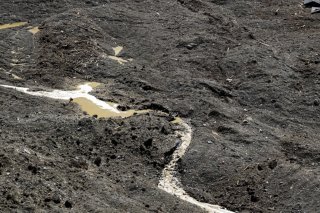 Un cours d'eau est en train de se former au-dessus des éboulis. KEYSTONE/JEAN-CHRISTOPHE BOTT