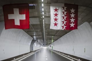 Long de 7,5 kilomètres, le contournement sud de Viège se compose principalement du tunnel d'Eyholz (4,25 kilomètres) et du tunnel de Viège (2,7 kilomètres). KEYSTONE/GABRIEL MONNET