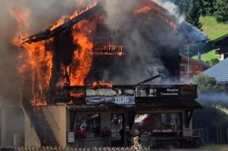Un incendie s'est déclaré ce samedi après-midi dans un chalet de Troistorrents. Les secours sont sur place et la route de Morgins est fermée dans les deux sens.