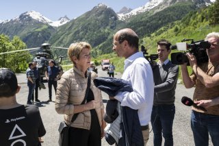 La présidente de la Confédération Karin Keller-Sutter est accueillie dans le Lötschental par le conseiller aux Etats Beat Rieder