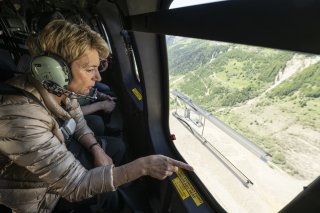 La présidente de la Confédération Karin Keller-Sutter observe les dégâts dans la région de Blatten