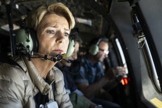 La présidente de la Confédération Karin Keller-Sutter observe les dégâts dans la région de Blatten