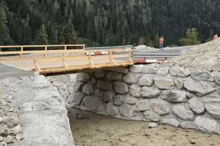 Le "pont fusible" pour assurer le passage vers Lourtier a été arraché par les laves torrentielles