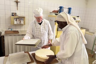 Sœur Marie-Raphaële, responsable de la fabrication des hosties (à gauche), peut compter sur l'aide de Sœur Marie-Paule pour réaliser ce travail artisanal.