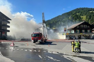 Les pompiers de Troistorrents sont actuellement à pied d'œuvre pour maîtriser les flammes.
