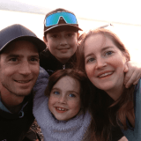 Simone est analyste biomédicale, son mari Remo enseigne à l’école primaire. Avec leurs deux enfants Nico et Leonie (11 et 8 ans), ils souhaitent évaluer si le canton du Valais, avec ses conditions de vie, ses perspectives professionnelles et ses possibilités de loisirs, peut devenir un lieu de résidence envisageable.