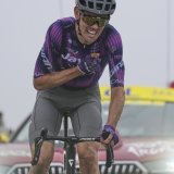 Ben O'Connor s'impose dans la grisaille au sommet du col de la Loze KEYSTONE/AP/Mosa'ab Elshamy