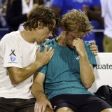 Alex De Minaur (à gauche) tente de consoler Alejandro Davidovich Fokina après leur finale à Washington KEYSTONE/EPA/WILL OLIVER