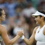 Comme à Wimbledon le 4 juillet dernier, Aryna Sabalenka (à gauche) a pris le meilleur sur Emma Raducanu (archives). KEYSTONE/EPA/TOLGA AKMEN