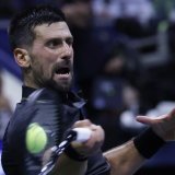 Novak Djokovic s'est hissé au 2e tour en grimaçant, mais en trois sets KEYSTONE/EPA/JOHN G. MABANGLO