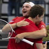 La joie de Dominic Stricker (de face) et de Jakub Paul après leur victoire en double KEYSTONE/PETER SCHNEIDER