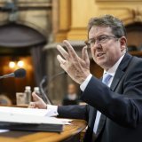 Le ministre de l'énergie Albert Rösti s'est montré d'accord avec le nouveau compromis proposé par le Conseil des Etats (archives). KEYSTONE/ANTHONY ANEX