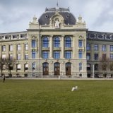 L’Université de Berne dit vouloir s’efforcer de "limiter au maximum l’impact des mesures d’économie sur ses collaboratrices et collaborateurs (archives). KEYSTONE/CHRISTIAN BEUTLER