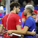Taylor Fritz (à gauche) n'a fait qu'une bouchée de Carlos Alcaraz. KEYSTONE/EPA/JOHN G. MABANGLO