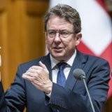 Le ministre de l'environnement Albert Rösti a défendu avec succès au Parlement un projet visant à accélérer les procédures en matière d'énergies renouvelables (archives). KEYSTONE/ALESSANDRO DELLA VALLE