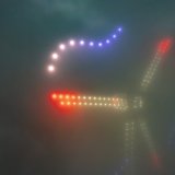 L'énergéticien argovien avait eu l'an dernier recours à un spectacle de drones pour illustrer l'envergure des mâts et pâles prévus pour implantation sur le site de Flumserberg. (archive) KEYSTONE/GIAN EHRENZELLER