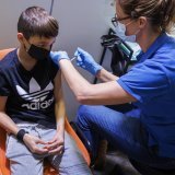 Berne appelle les personnes à risque à se faire vacciner contre la grippe et le Covid. (archives) KEYSTONE/VALENTIN FLAURAUD