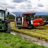 Les apprentis apprendront à manier aussi bien une faucheuse ou un tracteur que les outils de gestion de données (archives). KEYSTONE/JEAN-CHRISTOPHE BOTT