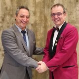 Jean-Marc Michaud (à gauche) transmet le flambeau à Pierre-Yves Debons, nouveau président de la Fédération des fanfares démocrates chrétiennes du Centre