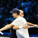 Carlos Alcaraz et Jannik Sinner se sont entraînés ensemble vendredi à Turin, avant l'explication finale. KEYSTONE/AP/Marco Alpozzi