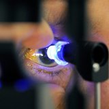 Le contrôle des yeux mais aussi des pieds est primordial pour prévenir les complications chez les personnes atteintes de diabète (photo d'illustration). KEYSTONE/DOMINIC FAVRE