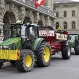 Les paysans suisses jugent globalement plus positivement leurs conditions de vie, selon une enquête fédérale publiée lundi, mais des critiques demeurent, notamment sur la politique agricole (illustration). KEYSTONE/PETER SCHNEIDER
