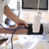 Les dépenses de santé en Suisse vont continuer d'augmenter à un rythme plus soutenu que par le passé, selon les dernières prévisions du KOF, pour frôler les 110 milliards en 2027 (image symbolique). KEYSTONE/GAETAN BALLY