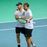 La paire de double allemande (Kevin Krawietz et Tim Puetz) a dû s'employer pour offrir la victoire à l'Allemagne. KEYSTONE/AP/Luca Bruno