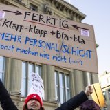 Environ 3000 personnes ont manifesté samedi à Berne. KEYSTONE/PETER KLAUNZER