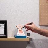 Les femmes portant un stérilet présentent un risque plus ou moins élevé de grossesse extra-utérine selon le degré d'hormones contenues dans le dispositif, selon une étude française (image symbolique). KEYSTONE/EPA/ALLISON DINNER