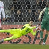 Anthony Racioppi détourne le penalty de Jonathan Asp Jensen. KEYSTONE/CYRIL ZINGARO