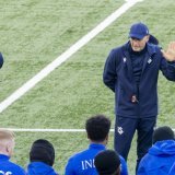 Peter Zeidler et ses joueurs à l'entraînement mercredi à la Tuilière. KEYSTONE/SALVATORE DI NOLFI