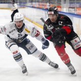 Loïc In-Albon (en blanc à gauche) et le HC La Chaux-de-Fonds partiront logiquement favoris ce mercredi soir au Forum.