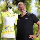 Richard Chassot, Directeur general du TdRF, pose avec le nouveau maillot jaune de leader lors de la conference de presse de la quatrieme edition du Tour de Romandie Feminin, TDRF, ce jeudi 7 aout 2025 a Conthey. La 4eme edition du Tour de Romandie, TDRF, se deroulera du 15 au 17 aout 2025. (KEYSTONE/Laurent Gillieron)
