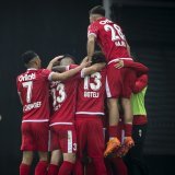 Les joueurs du FC Sion célèbrent le but de Rrudhani, après avoir touché trois fois les montants face à GC.