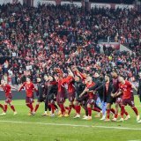 La communion entre les joueurs et le public de l'équipe de Suisse après la victoire 4-1 contre la Suède, synonyme de qualification à 99.9% pour la Coupe du Monde.