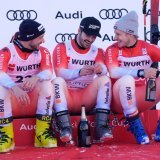 Loïc Meillard, au centre, entouré par ses coéquipiers, Luca Aerni et Marco Odermatt (droite).